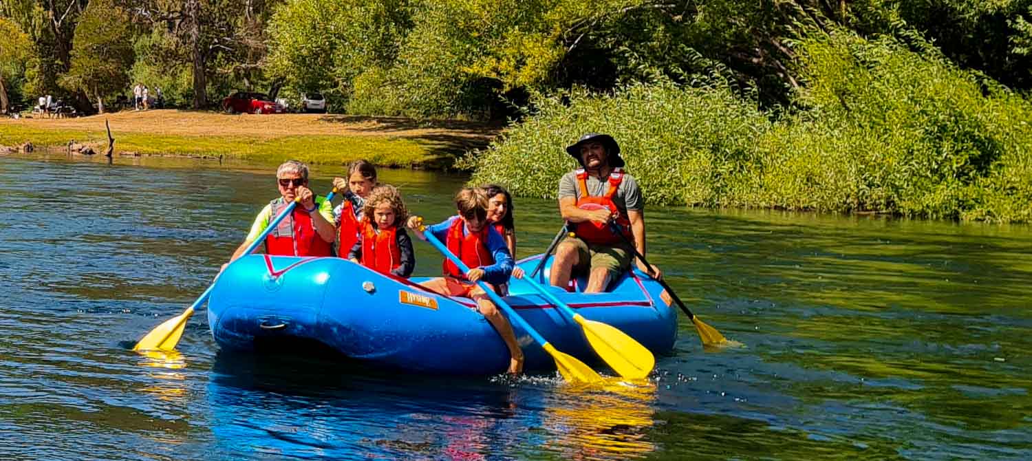 Familia descendiendo en bote azul